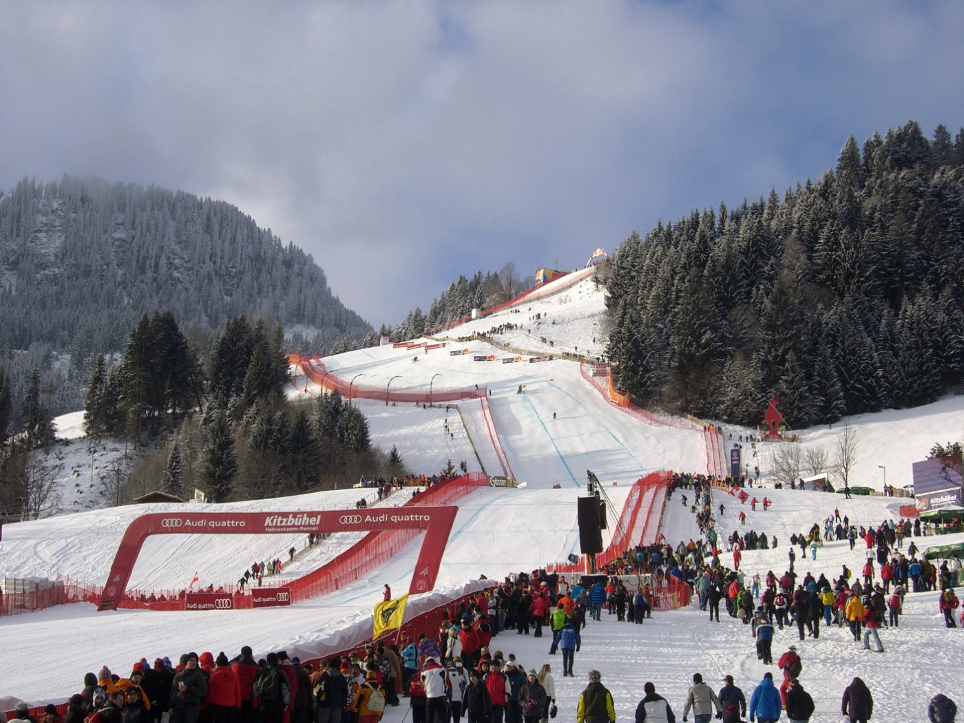 Ciljna ravnina staze Streif u Kitzbühelu s gledateljima tijekom utrka Hahnenkamm 2011.