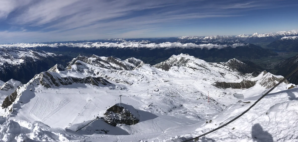 Pogled s vrha Kitzsteinhorna na ledenjačko skijalište i okolne alpske doline