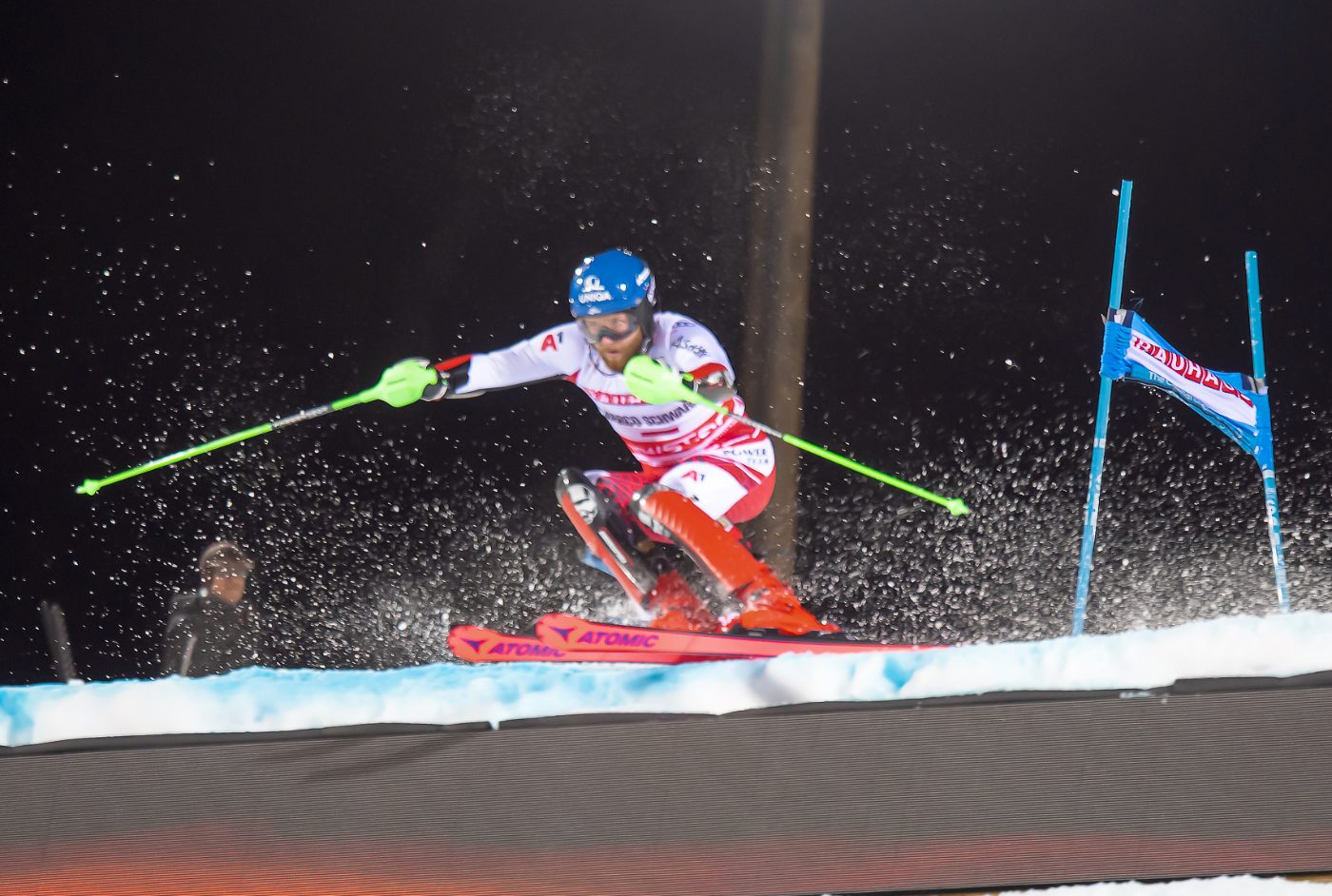 Austrijski skijaš Marco Schwarz prolazi kroz vrata na noćnoj utrci Svjetskog kupa u Stockholmu 2019.