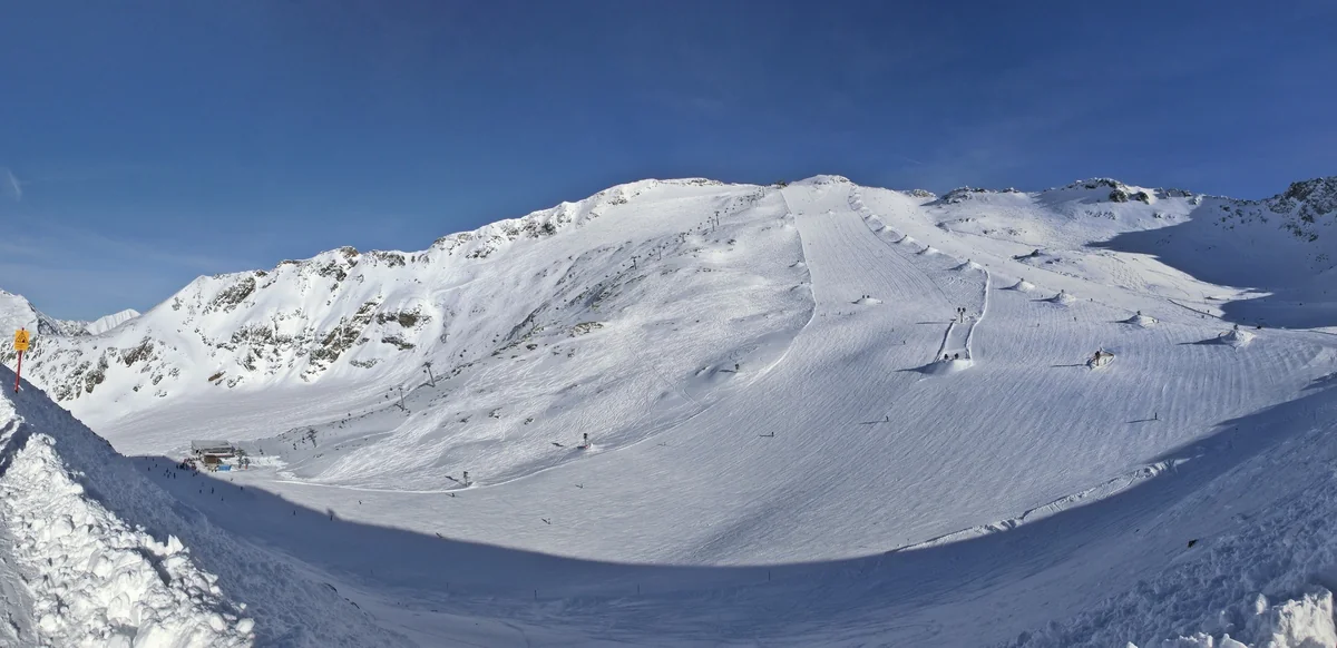 Snježna padina ledenjačkog skijališta Mölltaler Gletscher pod plavim nebom